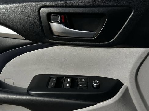 Used 2019 Toyota Highlander XLE image 25