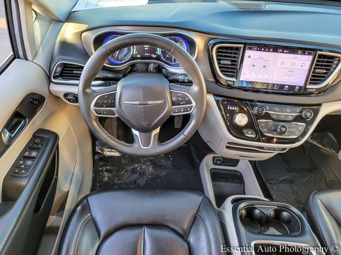 Used 2023 Chrysler Pacifica Touring-L FWD image 12