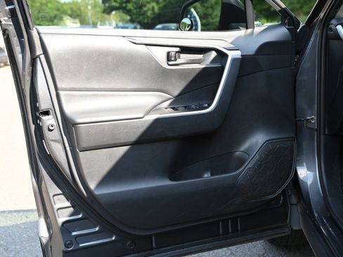 Used 2021 Toyota RAV4 LE FWD image 16