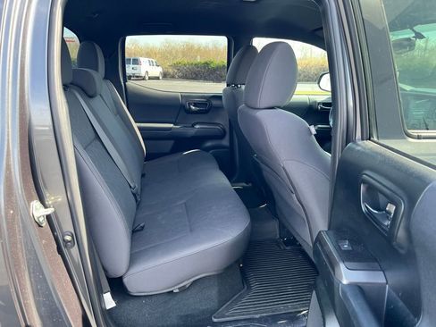 Used 2017 Toyota Tacoma TRD Off-Road w/ Tow Package (A/T) image 11