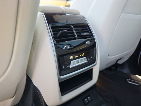Used 2022 BMW X7 xDrive40i w/ M Sport Package AWD/4WD image 16
