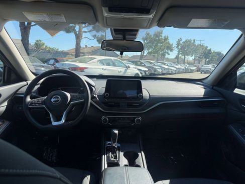 Used 2025 Nissan Altima 2.5 SV image 30