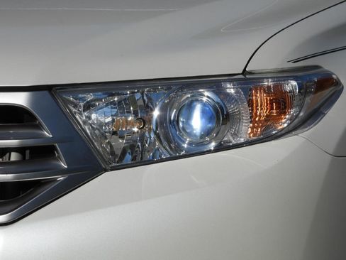 Used 2013 Toyota Highlander Limited FWD image 3