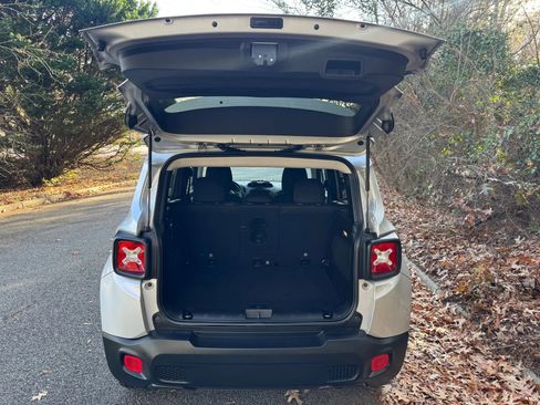 Used 2015 Jeep Renegade Latitude w/ Popular Equipment Group image 10