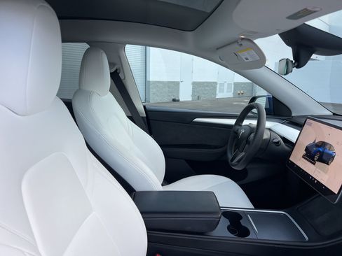 Used 2023 Tesla Model Y 2WD image 21