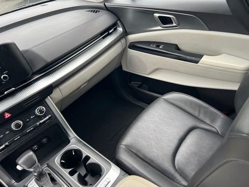 Used 2024 Kia Carnival LX FWD image 15