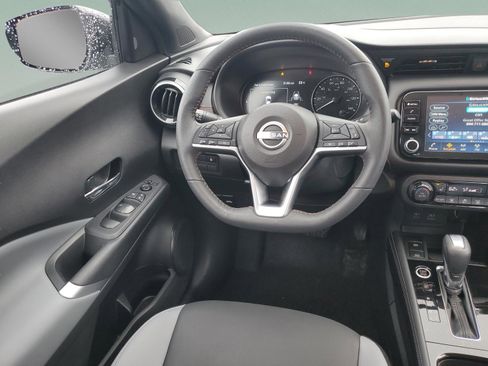 Used 2023 Nissan Kicks SR w/ SR Premium Package FWD image 9