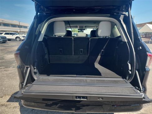 New 2026 Lincoln Navigator Premiere AWD/4WD image 18