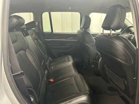 Used 2023 Jeep Grand Cherokee Limited image 19