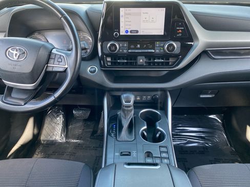 Used 2023 Toyota Highlander LE AWD/4WD image 11