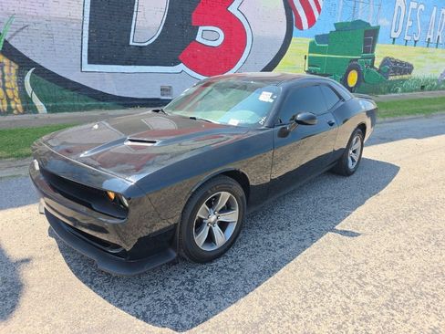 Used 2019 Dodge Challenger SXT RWD image 2