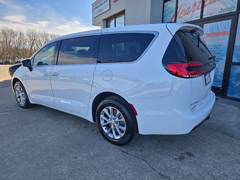 New 2026 Chrysler Pacifica Limited w/ Trailer Tow Group image 6