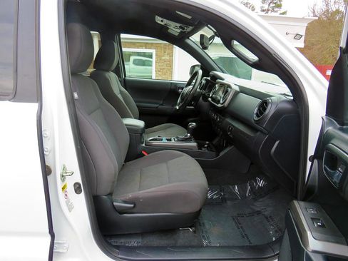 Used 2017 Toyota Tacoma TRD Off-Road image 20