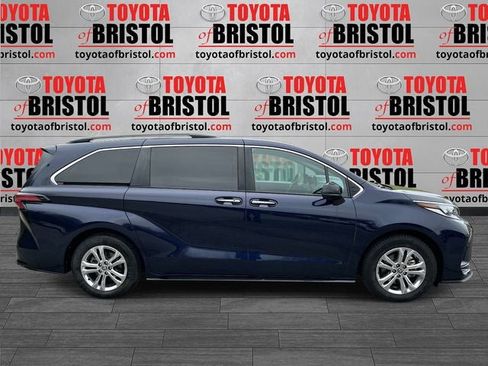 Used 2022 Toyota Sienna XSE w/ XSE Plus Package image 2