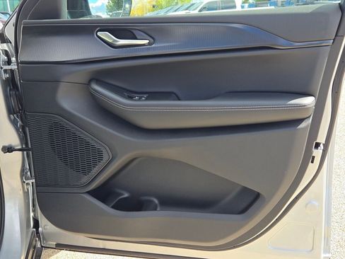 New 2025 Jeep Grand Cherokee Altitude image 9