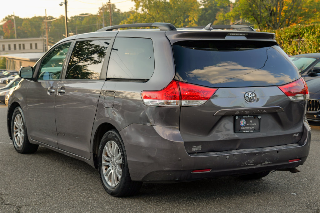 Used 2011 Toyota Sienna XLE w/ Premium Pkg FWD image 5
