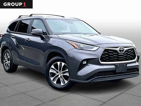 Used 2023 Toyota Highlander XLE image 3