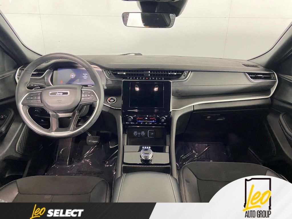 Used 2025 Jeep Grand Cherokee Altitude AWD/4WD image 18