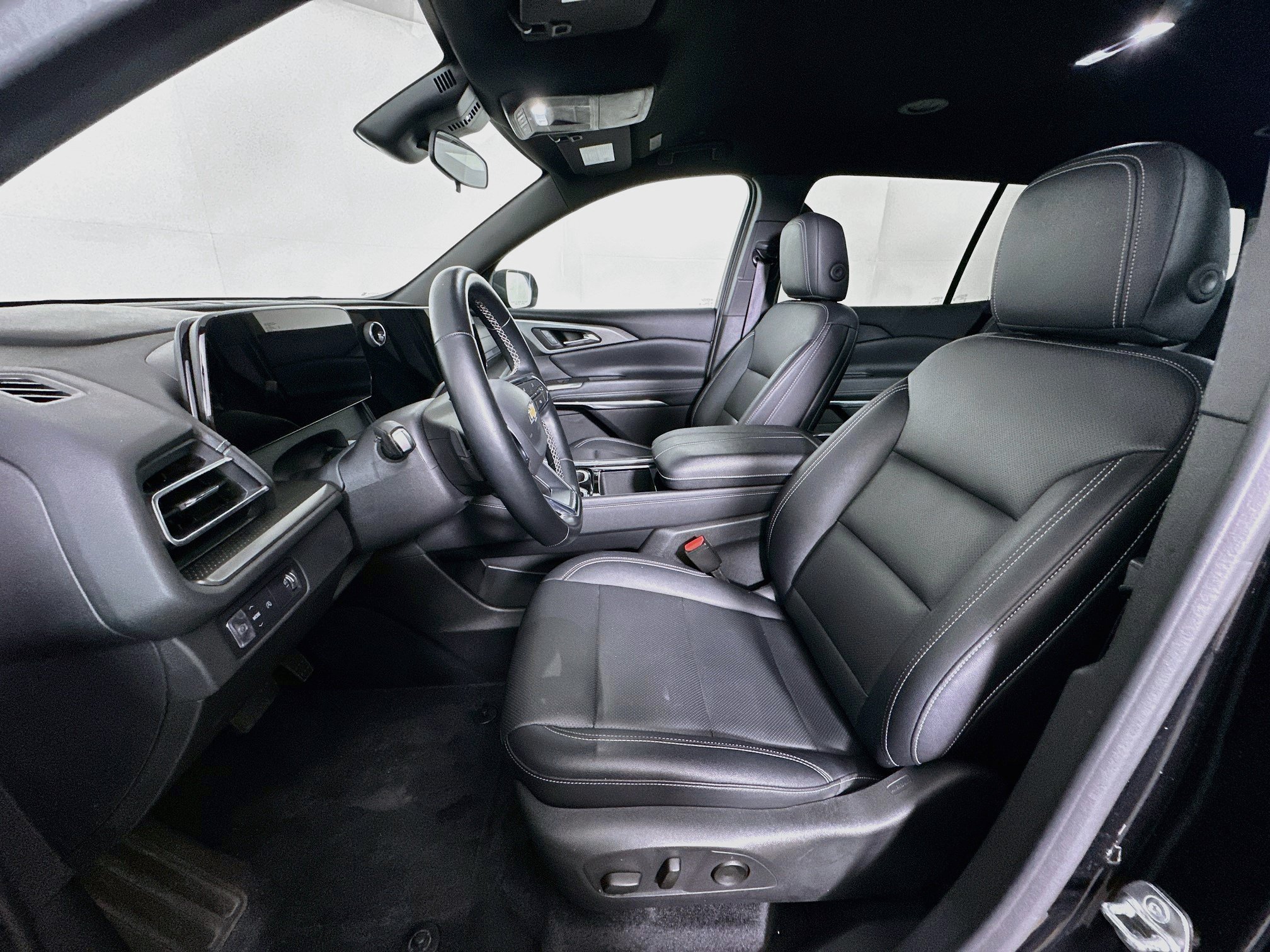 Used 2025 Chevrolet Traverse LT FWD image 13