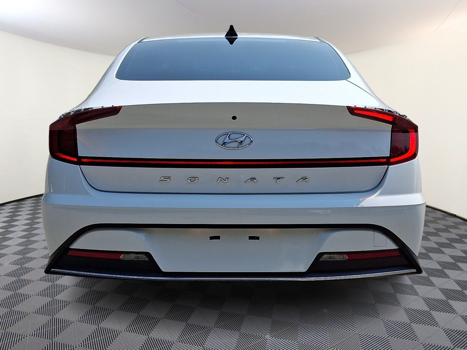 Used 2023 Hyundai Sonata SE w/ Preferred Accessory Package FWD image 5