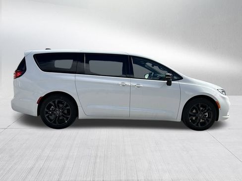 New 2026 Chrysler Pacifica Select image 4