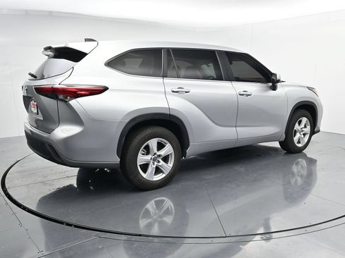 Used 2023 Toyota Highlander LE FWD image 8