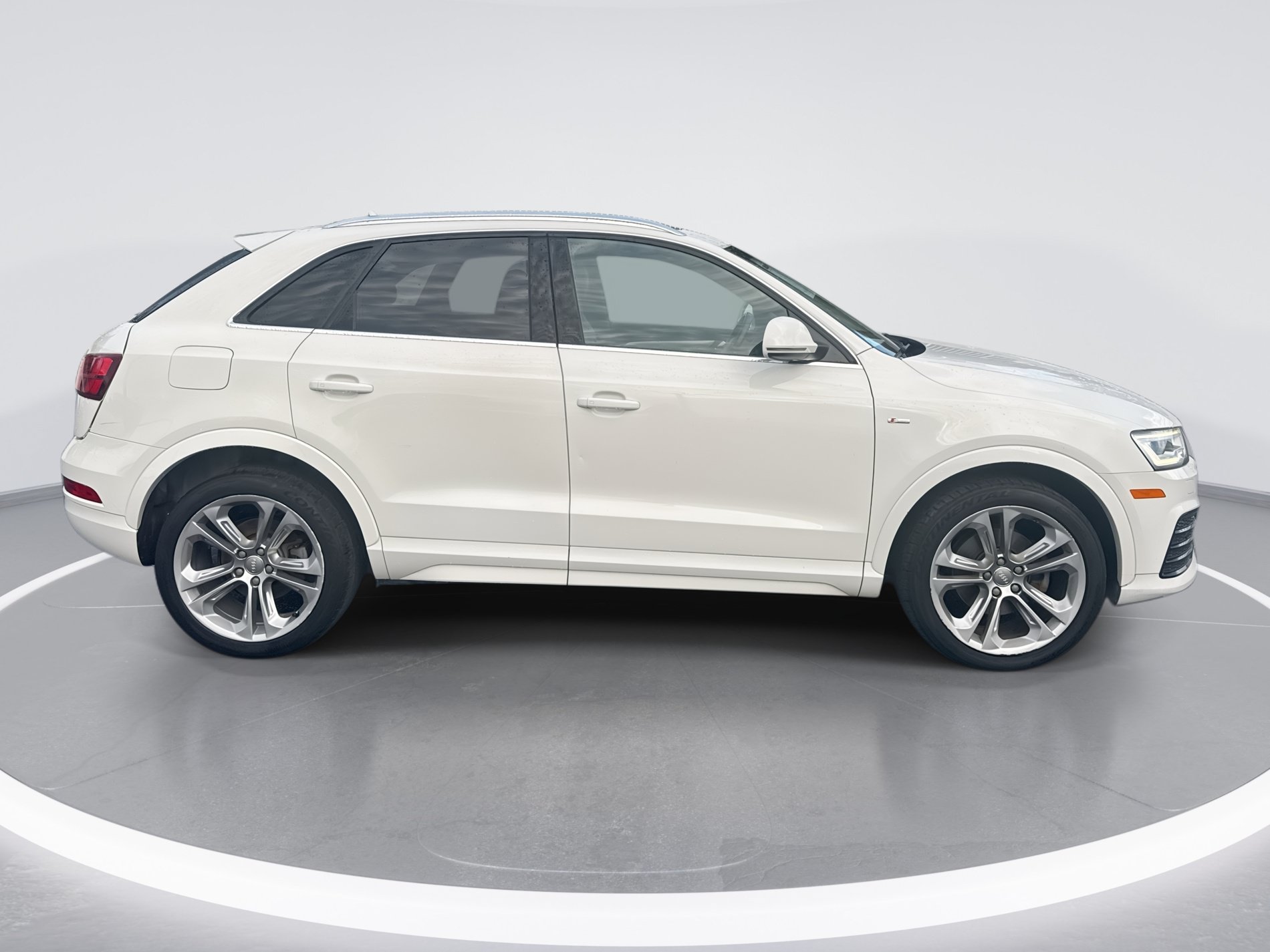 Used 2018 Audi Q3 2.0T Premium Plus w/ Premium Plus Package AWD/4WD image 3
