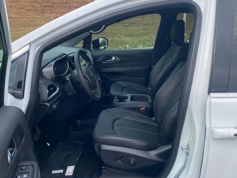New 2026 Chrysler Pacifica Select image 16