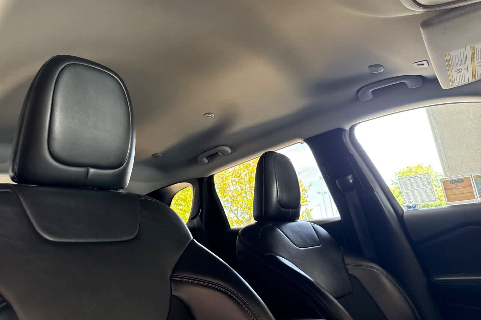 Used 2019 Jeep Cherokee Latitude Plus w/ Cold Weather Group AWD/4WD image 18