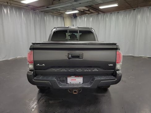 Used 2016 Toyota Tacoma Limited w/ Towing Package image 7