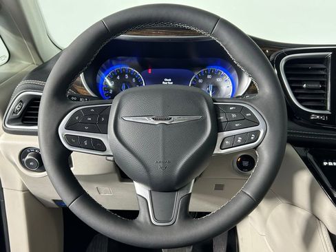 Used 2023 Chrysler Pacifica Limited image 27