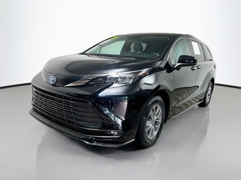 Used 2025 Toyota Sienna XLE FWD image 10