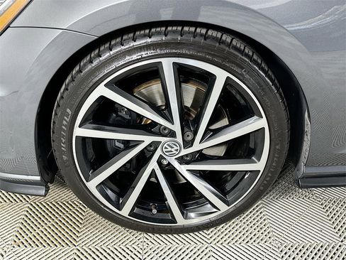 Used 2019 Volkswagen Golf R 4-Door image 30