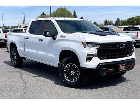 Used 2024 Chevrolet Silverado 1500 LT Trail Boss w/ LT Trail Boss Premium Package AWD/4WD image 2
