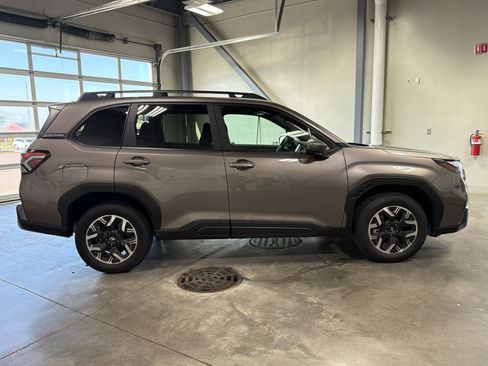 Used 2025 Subaru Forester Premium AWD/4WD image 10