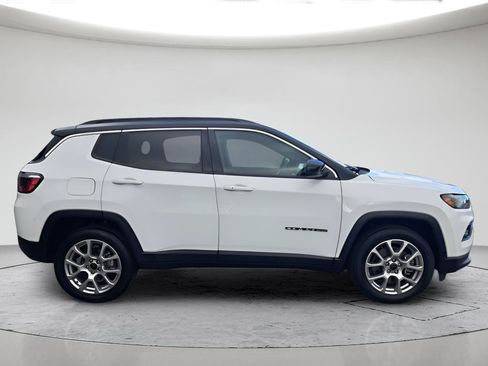 Used 2025 Jeep Compass Limited AWD/4WD image 4