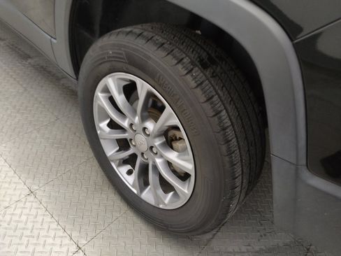 Used 2019 Jeep Cherokee Latitude Plus w/ Comfort/Convenience Group FWD image 31