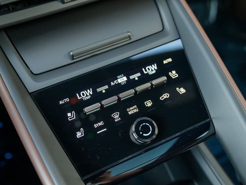 Certified 2025 Porsche Macan Turbo Electric AWD/4WD image 19