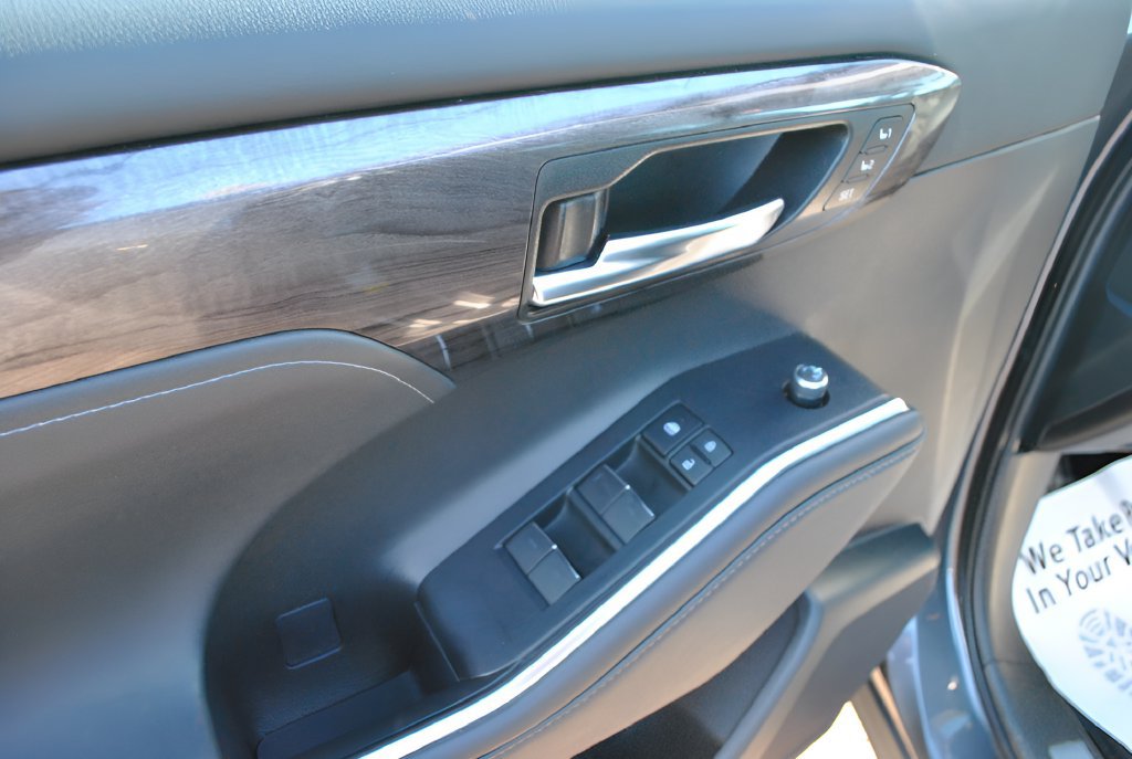 Certified 2021 Toyota Highlander Limited AWD/4WD image 5