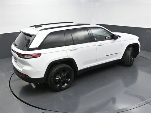 Used 2023 Jeep Grand Cherokee Altitude image 37