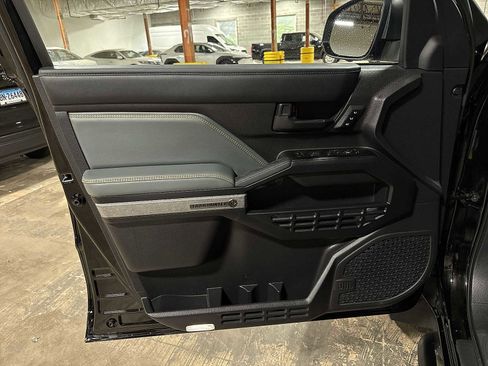 Used 2025 Toyota 4Runner Trailhunter image 31