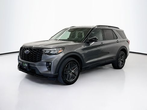 Used 2025 Ford Explorer ST-Line w/ ST-Line Street Pack AWD/4WD image 3