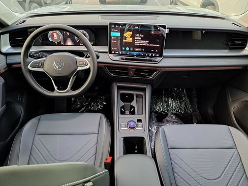 New 2026 Volkswagen Tiguan SE FWD image 6