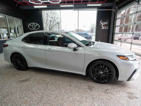 Used 2022 Toyota Camry XSE image 5