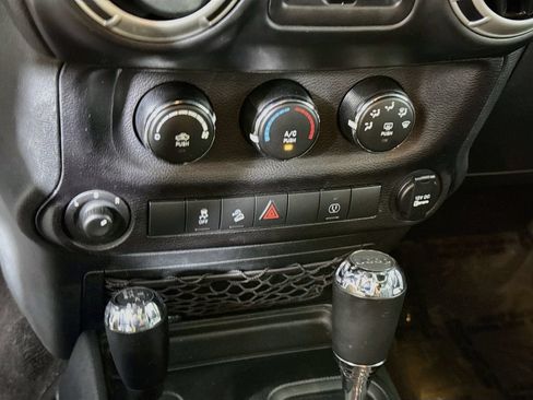 Used 2018 Jeep Wrangler Unlimited Rubicon w/ Connectivity Group AWD/4WD image 6