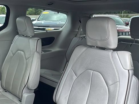 Used 2018 Chrysler Pacifica Limited w/ Tire & Wheel Group FWD image 27