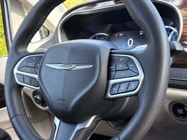 Used 2023 Chrysler Pacifica Limited FWD image 12