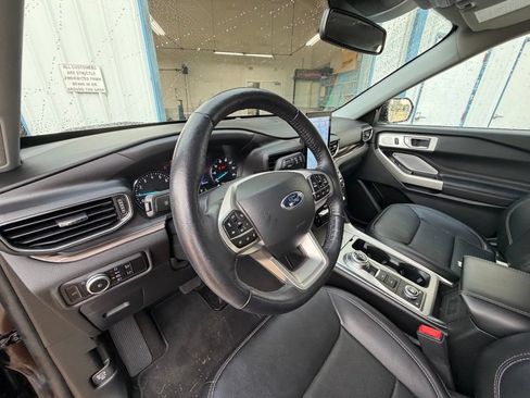 Used 2023 Ford Explorer Limited w/ Limited Technology Package AWD/4WD image 16