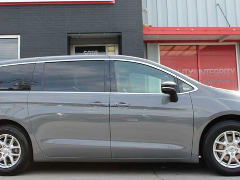 Used 2025 Chrysler Pacifica Select FWD image 7