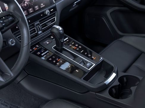 Certified 2023 Porsche Macan Turbo AWD/4WD image 39